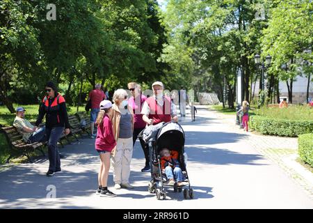 210529 -- SOFIA, 29 maggio 2021 -- la gente passeggia in un parco a Sofia, Bulgaria, il 29 maggio 2021. Dalla metà di aprile la Bulgaria registra una tendenza al ribasso dell'epidemia di COVID-19. BULGARIA-SOFIA-COVID-19-DAILY LIFE LinxHao PUBLICATIONxNOTxINxCHN Foto Stock