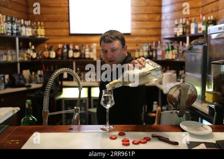 210529 -- SOFIA, 29 maggio 2021 -- Un membro dello staff lavora in un ristorante a Sofia, Bulgaria, il 29 maggio 2021. Dalla metà di aprile la Bulgaria registra una tendenza al ribasso dell'epidemia di COVID-19. BULGARIA-SOFIA-COVID-19-DAILY LIFE LinxHao PUBLICATIONxNOTxINxCHN Foto Stock