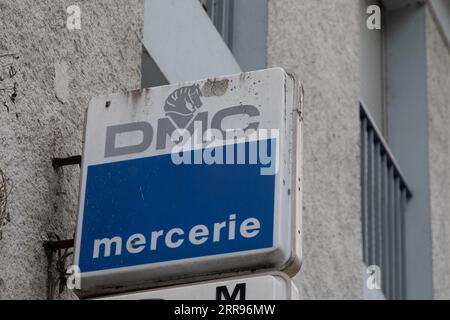 Bordeaux , Francia - 09 01 2023 : marchio DMC mercerie logo e scritta su boutique creative tessili mercerie, negozio di merceria e ricami e cr Foto Stock