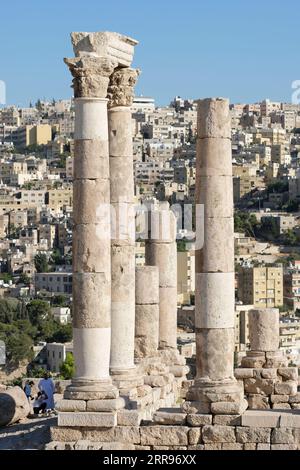 Amman Giordania - le antiche rovine romane del Tempio di Ercole nella Cittadella, sopra la capitale Amman, viste nell'agosto 2023 Foto Stock