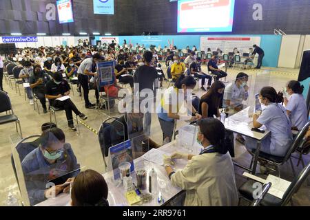 News Bilder des Tages 210531 -- BANGKOK, 31 maggio 2021 -- i cittadini aspettano di ricevere i vaccini contro la COVID-19 sviluppati dalla società farmaceutica cinese Sinovac a Bangkok, Thailandia, 31 maggio 2021. La capitale tailandese Bangkok ha annunciato lunedì di alleviare alcuni divieti di COVID-19 in luoghi come musei, parchi e saloni di massaggi nonostante il continuo aumento di nuove infezioni. THAILAND-BANGKOK-COVID-19-VACCINATION RachenxSageamsak PUBLICATIONxNOTxINxCHN Foto Stock