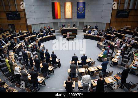 Berlino, Germania. 7 settembre 2023. I membri del parlamento si alzano ai loro posti per un minuto di silenzio durante la 34a sessione plenaria della camera dei rappresentanti di Berlino. È la prima sessione dopo la pausa estiva. Il tema dominante è la prima lettura del doppio bilancio 2024/2025. Credito: Sebastian Christoph Gollnow/dpa/Alamy Live News Foto Stock