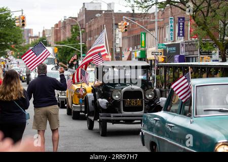 210601 -- NEW YORK, 1 giugno 2021 -- i partecipanti prendono parte al Memorial Day Motorcade nel quartiere di Brooklyn di New York, negli Stati Uniti, il 31 maggio 2021. I newyorkesi lunedì hanno commemorato la festa del Memorial Day degli Stati Uniti con incontri e spettacoli per onorare i membri del servizio militare e celebrare l'arrivo dell'estate. U.S.-NEW YORK-MEMORIAL DAY PARADE MICHAELXNAGLE PUBLICATIONXNOTXINXCHN Foto Stock