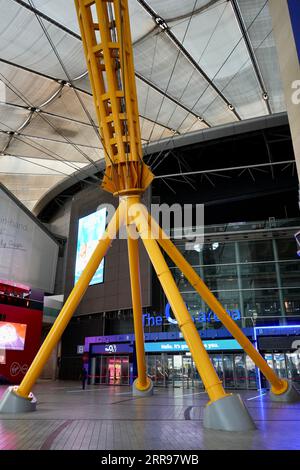 Londra, Regno Unito, massicci supporti gialli del tetto alla O2 Arena. Foto Stock