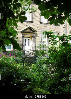 Haworth Parsonage casa della famiglia Brontë ora un museo dal cimitero di Haworth West Yorkshire in Inghilterra Foto Stock