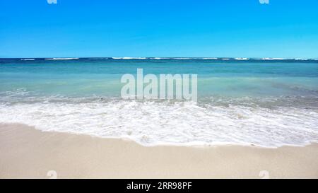 Spiaggia con Blue Sky a Bali, Indonesia Foto Stock