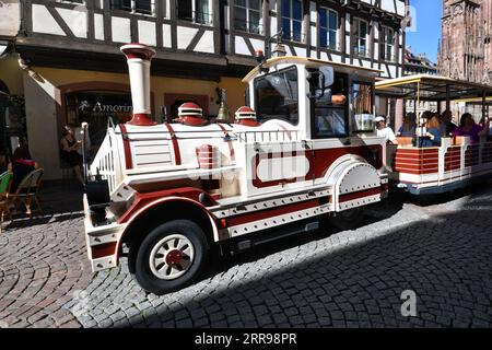 Strasburgo, Francia - settembre 2023: Piccolo treno chiamato "Petit Train" (piccolo treno) che effettua un tour guidato con i turisti attraverso il centro storico della città Foto Stock