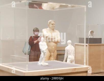 210604 -- LONDRA, 4 giugno 2021 -- una donna visita la mostra EY Exhibition: The Making of Rodin alla Tate Modern di Londra, in Gran Bretagna, il 3 giugno 2021. BRITAIN-LONDON-TATE MODERN-RODIN-EXHIBITION HANXYAN PUBLICATIONXNOTXINXCHN Foto Stock