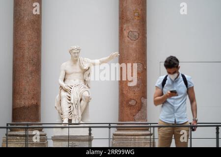 210605 -- BERLINO, 5 giugno 2021 -- Un visitatore è visto al Museo Pergamon di Berlino, capitale della Germania, 4 giugno 2021. L'incidenza di sette giorni delle infezioni da COVID-19 in Germania è scesa al di sotto del valore di riferimento del 30 per la prima volta dalla metà di ottobre dello scorso anno, il Robert Koch Institute RKI ha annunciato venerdì. Foto di /Xinhua GERMANY-BERLIN-COVID-19-INCIDENCE-DROP StefanxZeitz PUBLICATIONxNOTxINxCHN Foto Stock