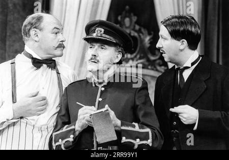 l-r: Timothy West (Charlie Mucklebrass), Derek Smith (Capo della polizia), Jimmy Mulville (Pilfer) in BIG IN BRAZIL di Bamber Gascoigne all'Old Vic Theatre, Londra SE1 17/09/1984 scenografia: Patrick Robertson costumi: Rosemary Vercoe illuminazione: Mark Henderson regista: Mel Smith Foto Stock