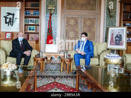 210604 -- RABAT, 4 giugno 2021 -- il ministro degli Esteri marocchino Nasser Bourita R incontra il presidente della camera dei rappresentanti libica Aguila Saleh Issa a Rabat, Marocco, il 4 giugno 2021. Il ministro degli Esteri marocchino Nasser Bourita si è incontrato venerdì con due oratori in visita in Libia, che hanno partecipato agli sforzi di mediazione del Marocco per contribuire alla soluzione della crisi libica, ha dichiarato una dichiarazione del ministero. Foto di /Xinhua MOROCCO-RABAT-FM-LIBIA-SPEAKER-MEETING Chadi PUBLICATIONxNOTxINxCHN Foto Stock