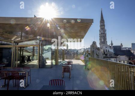 Bruxelles, Belgio. 7 settembre 2023. L'immagine mostra il bar sul tetto dell'edificio Bourse-Beurs, che ospitava la Borsa belga, nel centro di Bruxelles, giovedì 07 settembre 2023. Nell'edificio, la Federazione dei birrai belgi ospiterà il mondo della birra belga, dopo aver completato la ristrutturazione del sito. BELGA PHOTO HATIM KAGHAT Credit: Belga News Agency/Alamy Live News Foto Stock