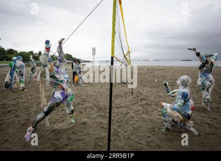 210606 -- VANCOUVER, 6 giugno 2021 -- figure fatte con plastiche rimosse dalle coste sono esposte a Kitsilano Beach a Vancouver, British Columbia, Canada, il 6 giugno 2021. Creato dall'artista multidisciplinare Caitlin Doherty e realizzato con materie plastiche rimosse dalle coste canadesi, un insieme di figure chiamate "beachgoers" di plastica incarnano il contributo collettivo delle persone all'inquinamento plastico, portando in primo piano il tema dell'inquinamento costiero. Foto di /Xinhua CANADA-VANCOUVER-INSTALLATIONS-PLASTIC BEACHGOERS LiangxSen PUBLICATIONxNOTxINxCHN Foto Stock