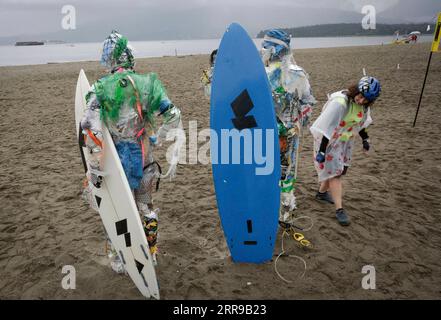 210606 -- VANCOUVER, 6 giugno 2021 -- figure fatte con plastiche rimosse dalle coste sono esposte a Kitsilano Beach a Vancouver, British Columbia, Canada, il 6 giugno 2021. Creato dall'artista multidisciplinare Caitlin Doherty e realizzato con materie plastiche rimosse dalle coste canadesi, un insieme di figure chiamate "beachgoers" di plastica incarnano il contributo collettivo delle persone all'inquinamento plastico, portando in primo piano il tema dell'inquinamento costiero. Foto di /Xinhua CANADA-VANCOUVER-INSTALLATIONS-PLASTIC BEACHGOERS LiangxSen PUBLICATIONxNOTxINxCHN Foto Stock