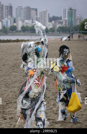 210606 -- VANCOUVER, 6 giugno 2021 -- figure fatte con plastiche rimosse dalle coste sono esposte a Kitsilano Beach a Vancouver, British Columbia, Canada, il 6 giugno 2021. Creato dall'artista multidisciplinare Caitlin Doherty e realizzato con materie plastiche rimosse dalle coste canadesi, un insieme di figure chiamate "beachgoers" di plastica incarnano il contributo collettivo delle persone all'inquinamento plastico, portando in primo piano il tema dell'inquinamento costiero. Foto di /Xinhua CANADA-VANCOUVER-INSTALLATIONS-PLASTIC BEACHGOERS LiangxSen PUBLICATIONxNOTxINxCHN Foto Stock