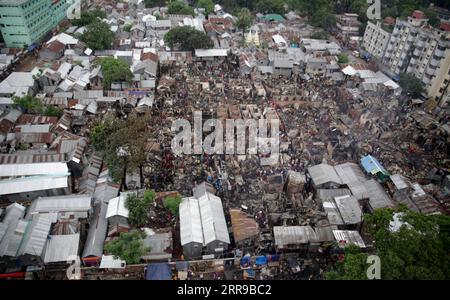 210607 -- DHAKA, 7 giugno 2021 -- foto aerea scattata il 7 giugno 2021 mostra una vista delle case bruciate dopo lo scoppio di un incendio in una baraccopoli nella capitale bengalese Dhaka. Un incendio devastante ha attraversato una delle baraccopoli più grandi di Dacca, distruggendo almeno 100 baraccopoli all'inizio di lunedì. Finora non sono state segnalate vittime. BANGLADESH-DHAKA-SLUM-FIRE Salim PUBLICATIONxNOTxINxCHN Foto Stock