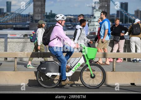 Un uomo che viaggia su una bici elettrica Lime a noleggio durante l'ora di punta. , Londra, Regno Unito. 17 luglio 2023 Foto Stock