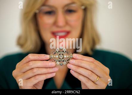 Londra, Regno Unito 7 settembre 2023 Una spilla Chanel champagne Gold e Crystal, circa 2017. Il design geometrico presenta perle nere e cristalli simulati ed è offerto con una stima di £ 200-300. Bonhams è pronto a far luce sul mondo di Chanel. In coincidenza con l'apertura della mostra V&AÕs Gabrielle Chanel Fashion Manifesto, Bonhams Knightsbridge ospiterà The Art of Luxury: Chanel, la loro seconda vendita londinese dedicata all'artigianato di Chanel. La vendita online del 11-21 settembre includerà articoli di lusso della Maison, tra cui borse, gioielli e una selezione di Hau Foto Stock