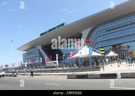 210611 -- LAGOS, 11 giugno 2021 -- la foto scattata il 10 giugno 2021 mostra una vista esterna della stazione ferroviaria Mobolaji Johnson della ferrovia Lagos-Ibadan a Lagos, Nigeria. Giovedì la Nigeria ha ufficialmente iniziato la piena attività commerciale di una ferrovia assistita dalla Cina che collega le città sudoccidentali di Lagos e Ibadan, per facilitare il trasporto pubblico e il movimento di merci di carburante nel paese dell'Africa occidentale. PER ANDARE CON Roundup: La Nigeria sbandiera il pieno esercizio commerciale della ferrovia assistita dalla Cina foto di /Xinhua NIGERIA-LAGOS-CHINA-ASSISTED RAILWAY-COMMERCIAL OPERATION EmmaxHouston PUBLICATIONxNOTx Foto Stock