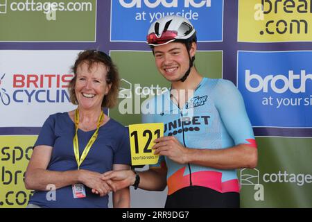 Felixstowe, Regno Unito. 7 settembre 2023. La quinta tappa del Tour of Britain inizia e termina a Felixstowe. Il pilota Jumbo Visma, Olav Kooij, che ha ottenuto cinque vittorie consecutive. Harry Tanfield del team TDT-Unibet riceve il premio Combativity Sportsbreak.com prima della gara. Crediti: Eastern Views/Alamy Live News Foto Stock