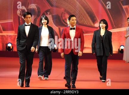 210612 -- SHANGHAI, 12 giugno 2021 -- la foto scattata l'11 giugno 2021 mostra una scena del Red carpet show del 24° Shanghai International Film Festival nella Shanghai orientale della Cina. Il 24° Shanghai International Film Festival SIFF ha aperto a Shanghai il venerdì sera. Il festival, che durerà fino al 20 giugno, si è aperto in mezzo a regolari misure di prevenzione e controllo delle epidemie. Oltre 400 film nazionali e stranieri saranno proiettati all'evento, tra cui 73 anteprime mondiali, secondo l'organizzatore. CHINA-SHANGHAI-INT L FILM FESTIVAL-OPENING CN RENXLONG PUBLICATIONXNOTXINXCHN Foto Stock