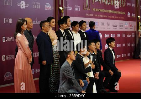 210612 -- SHANGHAI, 12 giugno 2021 -- la foto scattata l'11 giugno 2021 mostra una scena del Red carpet show del 24° Shanghai International Film Festival nella Shanghai orientale della Cina. Il 24° Shanghai International Film Festival SIFF ha aperto a Shanghai il venerdì sera. Il festival, che durerà fino al 20 giugno, si è aperto in mezzo a regolari misure di prevenzione e controllo delle epidemie. Oltre 400 film nazionali e stranieri saranno proiettati all'evento, tra cui 73 anteprime mondiali, secondo l'organizzatore. CHINA-SHANGHAI-INT L FILM FESTIVAL-OPENING CN RENXLONG PUBLICATIONXNOTXINXCHN Foto Stock