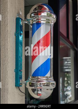 Insegna del barbiere, colorata per le strade di San Francisco, Stati Uniti Foto Stock
