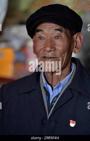 210613 -- LHASA, 13 giugno 2021 -- Migmar è raffigurato nel villaggio di Lhaya, Gyamco Township, nella contea di Namling della città di Xigaze, nella regione autonoma Tibet del sud-ovest della Cina, 18 aprile 2021. Il 79enne Migmar è nato nella contea di sa gya di Xigaze e ora vive nel villaggio di Lhaya. Quando ricordava la sua vita come servitore prima della riforma democratica del 1959, Migmar disse che la mia famiglia era fortemente indebitata in quel momento, così fui mandato a allevare pecore per un proprietario di servi per pagare i debiti della mia famiglia quando avevo solo sette anni. Lì soffriva continuamente di punizioni come essere schiaffeggiato, frustato e chiuso Foto Stock