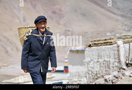 210613 -- LHASA, 13 giugno 2021 -- Migmar Walks in Lhaya Village, Gyamco Township, Namling County of Xigaze City, regione autonoma Tibet del sud-ovest della Cina, 18 aprile 2021. Il 79enne Migmar è nato nella contea di sa gya di Xigaze e ora vive nel villaggio di Lhaya. Quando ricordava la sua vita come servitore prima della riforma democratica del 1959, Migmar disse che la mia famiglia era fortemente indebitata in quel momento, così fui mandato a allevare pecore per un proprietario di servi per pagare i debiti della mia famiglia quando avevo solo sette anni. Lì soffriva continuamente di punizioni come essere schiaffeggiato, frustato e rinchiuso Foto Stock