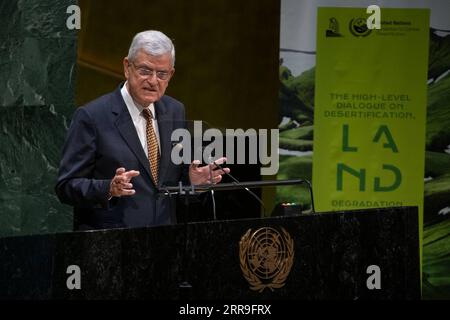 New York, un-Generalversammlung 210614 -- NAZIONI UNITE, 14 giugno 2021 -- Volkan Bozkir, presidente della 75a sessione dell'Assemblea generale delle Nazioni Unite, si rivolge al dialogo ad alto livello dell'Assemblea generale sulla desertificazione, il degrado della terra e la siccità presso la sede delle Nazioni Unite a New York, il 14 giugno 2021. Volkan Bozkir lunedì ha chiesto un'azione urgente per affrontare l'agricoltura insostenibile. /Handout via Xinhua ASSEMBLEA GENERALE delle Nazioni Unite-DIALOGO AD ALTO LIVELLO-AGRICOLTURA INSOSTENIBILE-AZIONE URGENTE EskinderxDebebe/UNxPhoto PUBLICATIONxNOTxINxCHN Foto Stock