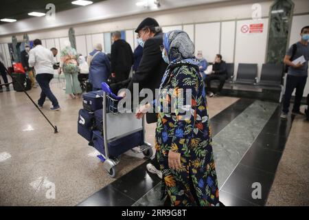 210615 -- CASABLANCA MAROCCO, 15 giugno 2021 -- i viaggiatori sono visti all'Aeroporto Internazionale Mohammed V di Casablanca, Marocco, il 15 giugno 2021. Il Marocco ha allentato le restrizioni ai confini e ha permesso ai passeggeri internazionali di entrare nel paese a partire da martedì prima della stagione turistica. MAROCCO-CASABLANCA-VIAGGIATORI-VOLI Xinhua PUBLICATIONxNOTxINxCHN Foto Stock