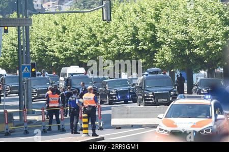 210616 -- GINEVRA, 16 giugno 2021 -- la flotta del presidente russo Vladimir Putin arriva sul luogo del vertice USA-Russia a Ginevra, in Svizzera, 16 giugno 2021. Il presidente degli Stati Uniti Joe Biden e il suo omologo russo Vladimir Putin si sono incontrati mercoledì a Villa la Grange a Ginevra, che è il primo incontro faccia a faccia dei due leader da quando l'amministrazione Biden è entrata in carica il 20 gennaio. SVIZZERA-GINEVRA-BIDEN-PUTIN-MEETING GuoxChen PUBLICATIONxNOTxINxCHN Foto Stock