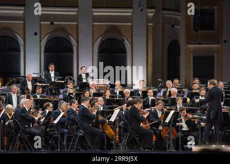 210619 -- VIENNA, 19 giugno 2021 -- l'Orchestra Filarmonica di Vienna si esibisce durante il concerto notturno estivo al Palazzo Schoenbrunn di Vienna, Austria, 18 giugno 2021. Il Concerto della notte d'Estate 2021 è stato messo in scena il venerdì dall'Orchestra Filarmonica di Vienna presso il Palazzo di Schoenbrunn, un sito patrimonio dell'umanità a Vienna. Circa 3.000 spettatori sono autorizzati a guardare il concerto faccia a faccia dopo che le restrizioni COVID-19 sono state parzialmente revocate. AUSTRIA-VIENNA-CONCERTO NOTTURNO ESTIVO GuoxChen PUBLICATIONxNOTxINxCHN Foto Stock