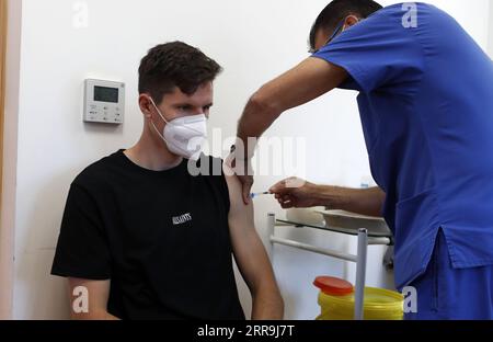 210619 -- NICOSIA, 19 giugno 2021 -- Hector Yuste, giocatore di Omonoia FC, riceve una dose di vaccino moderna al Latsia Health Center di Nicosia, Cipro il 18 giugno 2021. I giocatori della squadra cipriota di calcio professionistico con sede a Nicosia che giocheranno nelle partite di qualificazione della UEFA Champions League devono essere vaccinati. Foto di /Xinhua SPCYPRUS-NICOSIA-FOOTBALL-UEFA CHAMPIONS LEAGUE-VACCINATION GeorgexChristophorou PUBLICATIONxNOTxINxCHN Foto Stock