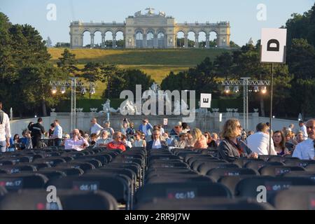 210619 -- VIENNA, 19 giugno 2021 -- la gente aspetta che il concerto notturno d'estate inizi al Palazzo Schoenbrunn di Vienna, Austria, 18 giugno 2021. Il Concerto della notte d'Estate 2021 è stato messo in scena il venerdì dall'Orchestra Filarmonica di Vienna presso il Palazzo di Schoenbrunn, un sito patrimonio dell'umanità a Vienna. Circa 3.000 spettatori sono autorizzati a guardare il concerto faccia a faccia dopo che le restrizioni COVID-19 sono state parzialmente revocate. AUSTRIA-VIENNA-CONCERTO NOTTURNO ESTIVO GuoxChen PUBLICATIONxNOTxINxCHN Foto Stock