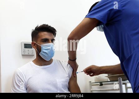 210619 -- NICOSIA, 19 giugno 2021 -- Jordi Gomez, giocatore di Omonoia FC, riceve una dose di vaccino moderna al Latsia Health Center di Nicosia, Cipro il 18 giugno 2021. I giocatori della squadra cipriota di calcio professionistico con sede a Nicosia che giocheranno nelle partite di qualificazione della UEFA Champions League devono essere vaccinati. Foto di /Xinhua SPCYPRUS-NICOSIA-FOOTBALL-UEFA CHAMPIONS LEAGUE-VACCINATION GeorgexChristophorou PUBLICATIONxNOTxINxCHN Foto Stock