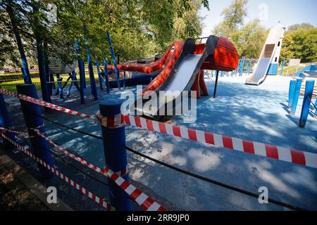 210619 -- MOSCA, 19 giugno 2021 -- i nastri di attenzione bloccano l'ingresso a un parco giochi in un parco a Mosca, Russia, 19 giugno 2021. La Russia ha segnalato altri 17.906 casi di COVID-19 nelle ultime 24 ore, secondo i dati ufficiali pubblicati sabato. Foto di /Xinhua RUSSIA-MOSCA-COVID-19-CASES AlexanderxZemlianichenkoxJr PUBLICATIONxNOTxINxCHN Foto Stock