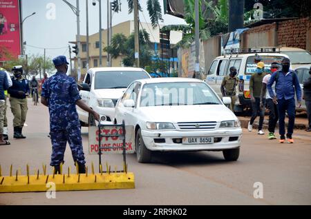 210620 -- KAMPALA, 20 giugno 2021 -- Una guardia di sicurezza lavora in un posto di blocco a Kampala, Uganda, 19 giugno 2021. Venerdì il presidente ugandese Yoweri Museveni ha annunciato una serie di misure volte a contenere la rapida diffusione del nuovo coronavirus mentre il paese sta vivendo una seconda ondata. Foto di /Xinhua UGANDA-KAMPALA-ANTI-COVID-19-MEASURES NicholasxKajoba PUBLICATIONxNOTxINxCHN Foto Stock