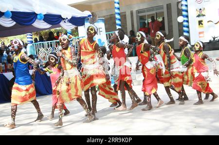210620 -- NAIROBI, 20 giugno 2021 -- foto scattata l'8 aprile 2021 mostra i bambini che partecipano a una danza tradizionale al campo profughi di Kakuma nella contea di Turkana, Kenya. Sia il Kenya che l'Agenzia delle Nazioni Unite per i rifugiati l'UNHCR hanno convenuto che i campi profughi non sono una soluzione a lungo termine per gli sfollamenti forzati e si sono impegnati a lavorare insieme per trovare soluzioni alternative in linea con i principi e gli obiettivi di condivisione delle responsabilità del Global Compact on Refugees dell'UNHCR. Foto di /Xinhua KENYA-TURKANA-KAKUMA CAMPO PROFUGHI CharlesxOnyango PUBLICATIONxNOTxINxCHN Foto Stock