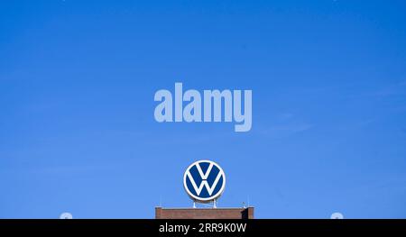 Wolfsburg, Germania. 7 settembre 2023. Il logo VW si trova sulla torre del marchio presso lo stabilimento principale di Volkswagen. Credito: Julian Stratenschulte/dpa/Alamy Live News Foto Stock