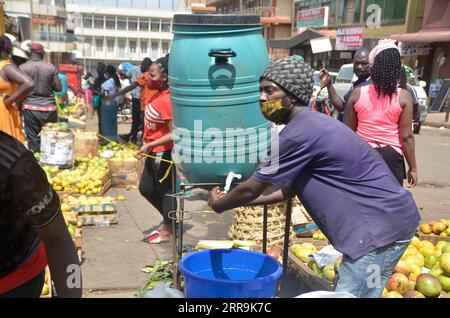 210620 -- KAMPALA, 20 giugno 2021 -- Un uomo si lava le mani all'ingresso di un mercato a Kampala, Uganda, il 20 giugno 2021. Venerdì il presidente ugandese Yoweri Museveni ha annunciato una serie di misure volte a contenere la rapida diffusione del nuovo coronavirus mentre il paese sta vivendo una seconda ondata. Foto di /Xinhua UGANDA-KAMPALA-MARKET-COVID-19-MEASURES NicholasxKajoba PUBLICATIONxNOTxINxCHN Foto Stock