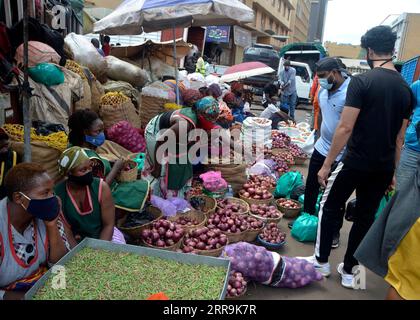 210620 -- KAMPALA, 20 giugno 2021 -- le persone che indossano maschere per il viso visitano un mercato a Kampala, Uganda, il 20 giugno 2021. Venerdì il presidente ugandese Yoweri Museveni ha annunciato una serie di misure volte a contenere la rapida diffusione del nuovo coronavirus mentre il paese sta vivendo una seconda ondata. Foto di /Xinhua UGANDA-KAMPALA-MARKET-COVID-19-MEASURES NicholasxKajoba PUBLICATIONxNOTxINxCHN Foto Stock