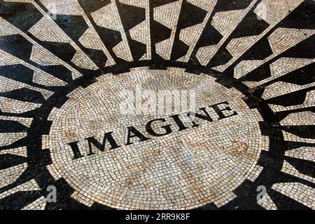 Il mosaico Imagine a Strawberry Fields del Central Park di New York fu creato per onorare l'ex Beatle John Lennon ucciso nei pressi del sito Foto Stock