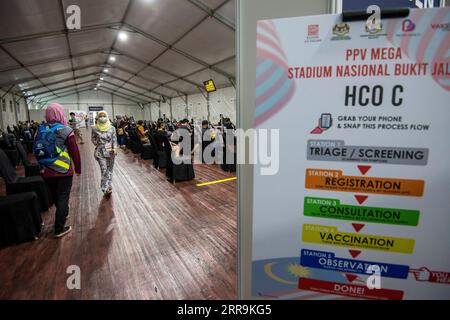 210621 -- KUALA LUMPUR, 21 giugno 2021 -- la gente aspetta prima di partire dopo aver ricevuto i vaccini COVID-19 al centro di vaccinazione del Bukit Jalil National Stadium di Kuala Lumpur, Malesia, il 21 giugno 2021. La Malesia ha riportato altre 4.611 nuove infezioni da COVID-19, portando il totale nazionale a 701.019, ha detto il ministero della salute lunedì. Foto di /Xinhua MALAYSIA-KUALA LUMPUR-COVID-19-CASES ChongxVoonxChung PUBLICATIONxNOTxINxCHN Foto Stock