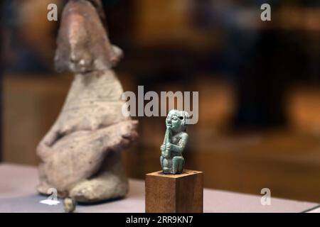 210621 -- CAIRO, 21 giugno 2021 -- foto scattata il 21 giugno 2021 mostra una statuetta di un antico egiziano che suona uno strumento musicale in una mostra al Cairo, in Egitto. Una collezione di 22 antichi strumenti musicali è in mostra al Museo Egizio di Tahrir del Cairo per celebrare la giornata Mondiale della musica, una celebrazione musicale annuale che si svolge il 21 giugno. EGITTO-CAIRO-MUSEO EGIZIO-STRUMENTI MUSICALI-MOSTRA-GIORNATA MONDIALE DELLA MUSICA AHMEDXGOMAA PUBLICATIONXNOTXINXCHN Foto Stock