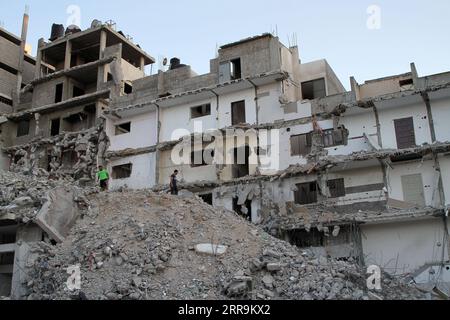 210622 -- GAZA, 22 giugno 2021 -- i palestinesi ispezionano le macerie di un edificio distrutto da attacchi aerei israeliani nella città di Gaza, il 21 giugno 2021. Foto di /Xinhua MIDEAST-GAZA CITY-RUBBLE RizekxAbdeljawad PUBLICATIONxNOTxINxCHN Foto Stock