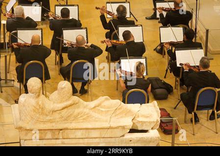 210622 -- BEIRUT, 22 giugno 2021 -- i musicisti suonano all'interno del Beirut National Museum di Beirut, Libano, il 21 giugno 2021. Lunedì si è tenuta qui una celebrazione musicale in occasione della giornata mondiale della musica. Foto di /Xinhua LEBANON-BEIRUT-WORLD MUSIC DAY BilalxJawich PUBLICATIONxNOTxINxCHN Foto Stock