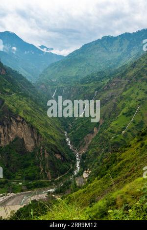 Kalpa, distretto di Kinnaur: Valli profonde, ruscelli di montagna che scorrono all'interno, in Himachal Pradesh, India. Foto Stock