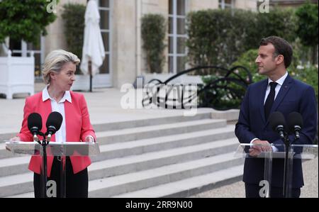 210624 -- PARIGI, 24 giugno 2021 -- il presidente francese Emmanuel Macron R e la presidente della Commissione europea Ursula von der Leyen partecipano a una conferenza stampa all'Elysee Palace di Parigi il 23 giugno 2021. Mercoledì la Presidente della Commissione europea Ursula von der Leyen ha concluso la prima tappa della sua visita a 12 membri dell'UE che hanno ottenuto l'approvazione dei loro piani nazionali di ripresa. A Parigi, Ursula von der Leyen ha annunciato che la Francia riceverà 39,4 miliardi di euro in sovvenzioni. FRANCE-PARIS-EU-POST-PANDEMIA PIANO DI RIPRESA-APPROVAZIONE GAOXJING PUBLICATIONXNOTXINXCHN Foto Stock