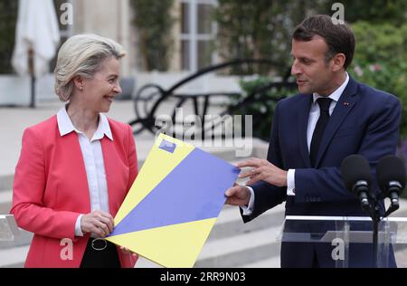 210624 -- PARIGI, 24 giugno 2021 -- il presidente francese Emmanuel Macron R e la presidente della Commissione europea Ursula von der Leyen partecipano a una conferenza stampa all'Elysee Palace di Parigi il 23 giugno 2021. Mercoledì la Presidente della Commissione europea Ursula von der Leyen ha concluso la prima tappa della sua visita a 12 membri dell'UE che hanno ottenuto l'approvazione dei loro piani nazionali di ripresa. A Parigi, Ursula von der Leyen ha annunciato che la Francia riceverà 39,4 miliardi di euro in sovvenzioni. FRANCE-PARIS-EU-POST-PANDEMIA PIANO DI RIPRESA-APPROVAZIONE GAOXJING PUBLICATIONXNOTXINXCHN Foto Stock